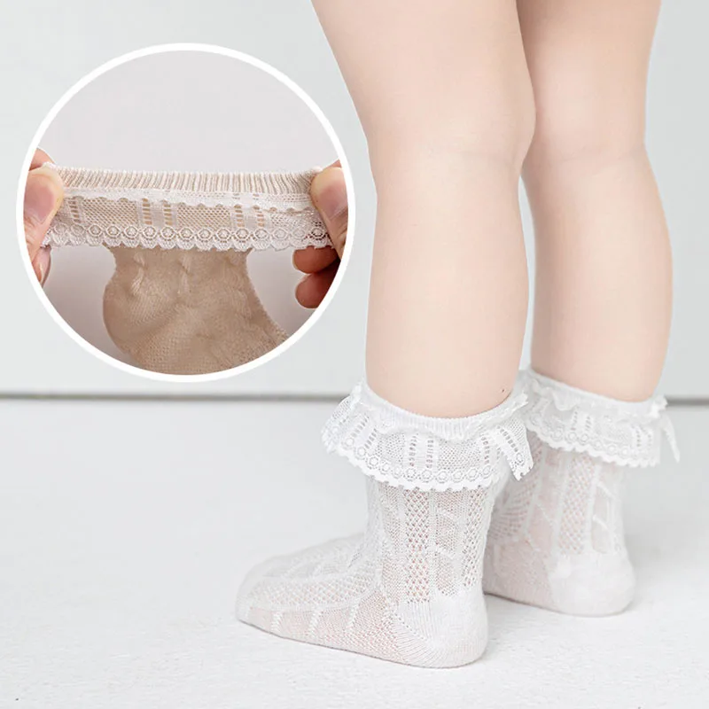 Много 4 чифта пролетно-лятната нови детски чорапи в окото на момичетата със средна дължина, скъп дантелен тънки чорапи за деца
