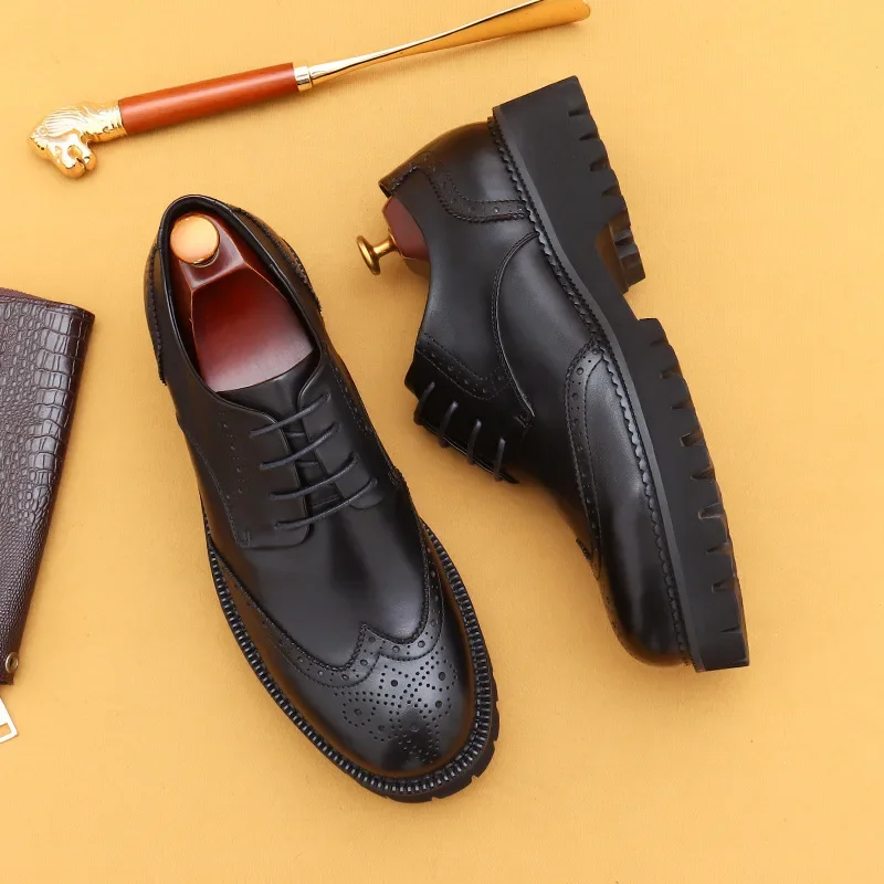 Мъжки модел обувки на ток 4,5 cm, модерен италиански обувки, луксозни обувки от естествена кожа, ръчна изработка, удобни обувки сватба-броги за социален живот, мъжки обувки