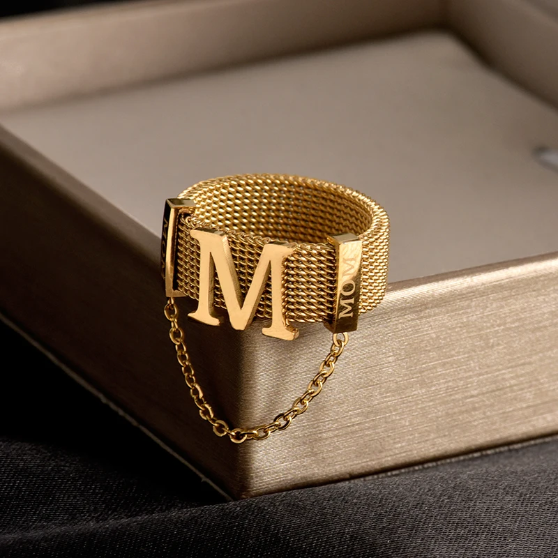 Ново, Модерно Класически Лесно Луксозно пръстен Премиум-клас от злато с буквата М от неръждаема стомана, Подарочное пръстен за банкет, Дамско Бижу пръстен 2022 г.