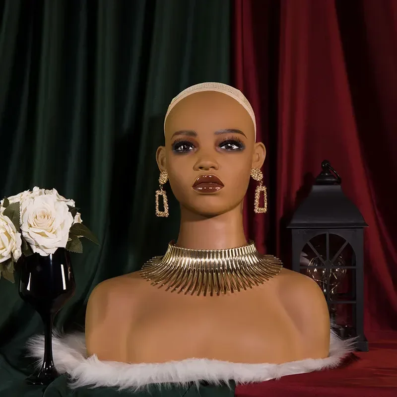 Реалистичен афро-женски манекен с главата на манекена-на манекена-кукли с главата бюста за демонстрация на перуки, шапки и бижута